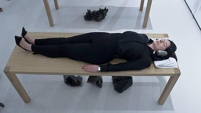 Marina Abramovic «activa» uno de sus objetos en el CACMálaga