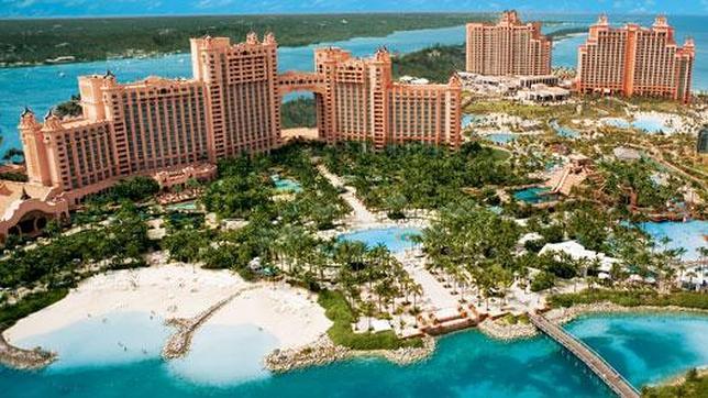 En este resort, separado de un acuario por una barrera, un tiburón se coló en la piscina