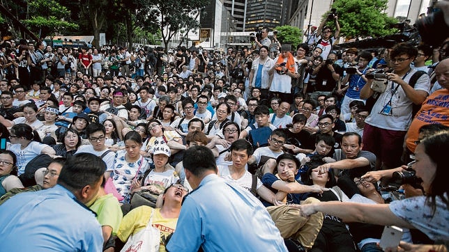 La policía de Hong Kong detiene, de manera pacífica, a varios manifestantes tras las protestas anuales anti gobierno en Hong Kong