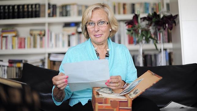 Dory Sontheimer, en su casa de la Diagonal de Barcelona, junto a la documentación contenida en las cajas