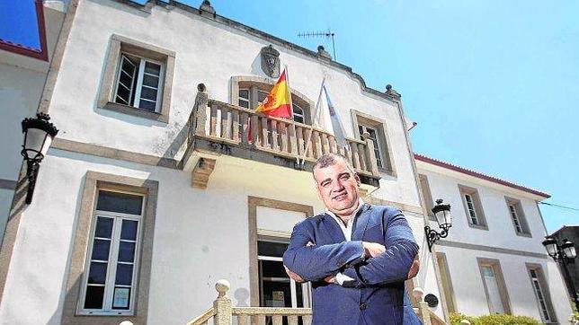 El alcalde de Oza-Cesuras, Pablo González-Cacheiro, ante una de las dos casas consistoriales del municipio