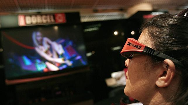 Un persona ve porno con una gafas 3D