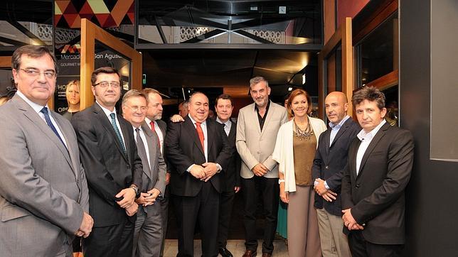 Romaní, Tizón, Labrador,Tirado, Page, Escalona, la presidenta Cospedal, Moreno y Ventura del Álamo, en la inauguración del Mercado de San Agustín