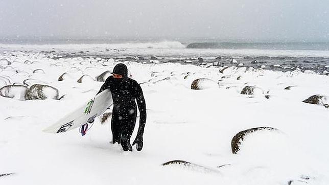 Los extraños hombres que practican surf en el Ártico