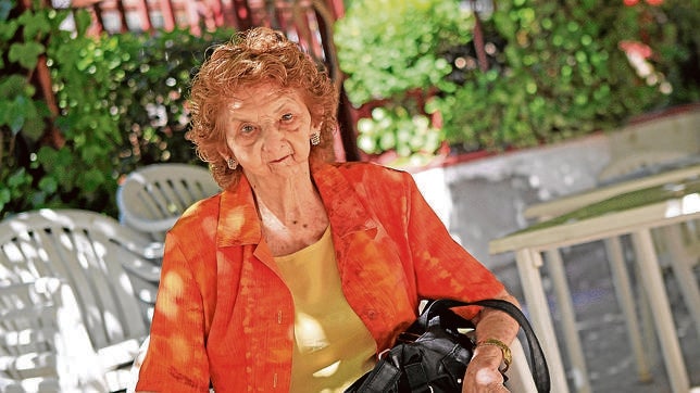 Carmen Navarro, de 85 años, se encarga de su nieta desde que esta nació