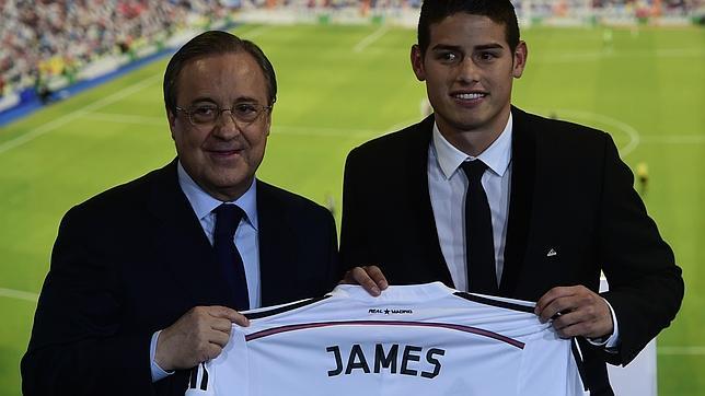 James Rodríguez junto a Florentino Pérez durante la presentación