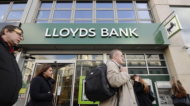 Unos peatones pasan por delante de una sucursal de Lloyds en Londres, Reino Unido