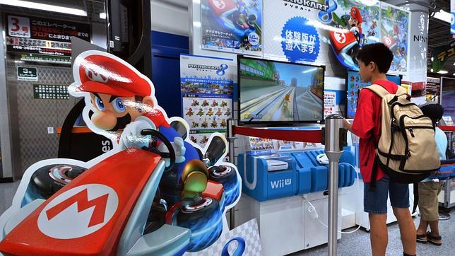 Un niño juega con una Wii U