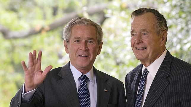 George W. Bush (i) junto a su padre George H. W. Bush (d), en una foto de archivo