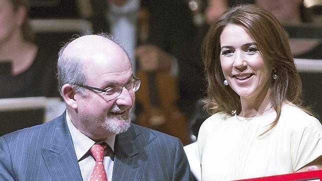 El Nobel con la Princesa Mary durante la entrega del galardón