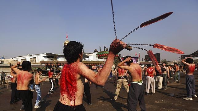Devotos chiíes se flagelan en Kabul durante la fiesta de la Ashura, que conmemora la batalla de Kerbala