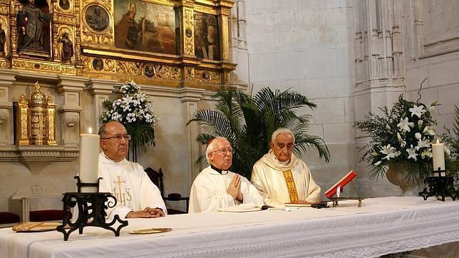 El arzobispo Antonio Cañizares oficiando una misa