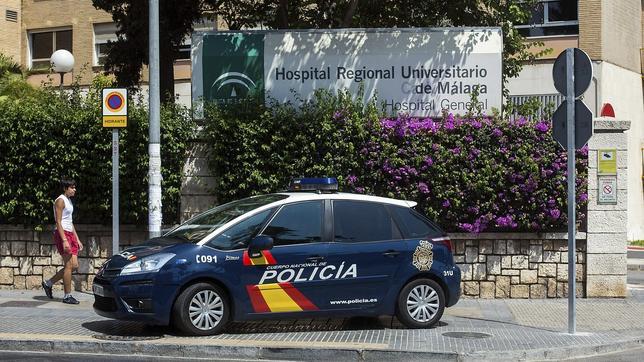 Un coche de la Policia Nacional a las puertas del Hospital Regional de Málaga