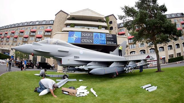 Una réplica de un avión de combate británico Typhoon Eurofighter preside la entrada del Celtic Manor Resort, lugar de la cumbre en Newport (Gales)