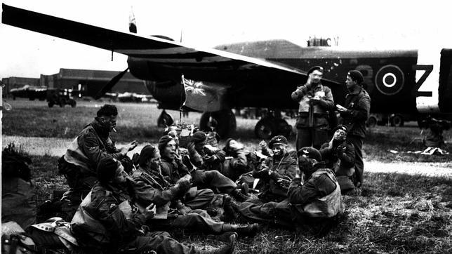 Paracaidistas británicos antes de subir a un avión de la RAF en una imagen de archivo de 1944