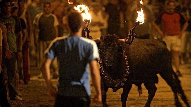 El toro de fuego, típico de las fiestas de muchas localidades españolas