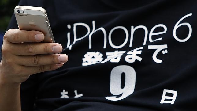 Una persona muestra un móvil con una camiseta en honor al iPhone 6