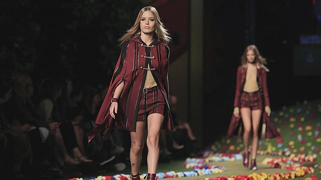 Georgia May Jagger desfilando para Tommy Hilfiger en Nueva York