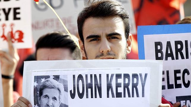 Un grupo de jóvenes turcos protestan en contra de la visita del secretario de Estado estadounidense, John Kerry, a Turquía en Estambul