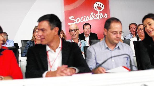 Gómez, al fondo de la ejecutiva socialista, el pasado sábado, en Ferraz
