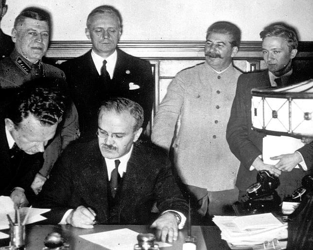 El ministro de Exteriores soviético, Viacheslav Molotov, firma el acuerdo con su homólogo alemán, Joachim von Ribbentrop, ante la mirada de Stalin