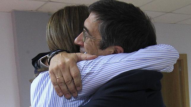 Patxi López abraza a su sustituta, Idoia Mendia
