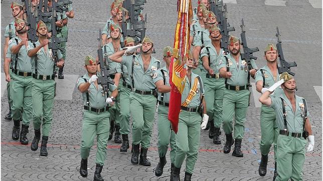 Legionarios del Tercio de Don Juan de Austria de la Legión Española desfilan en las calles de París