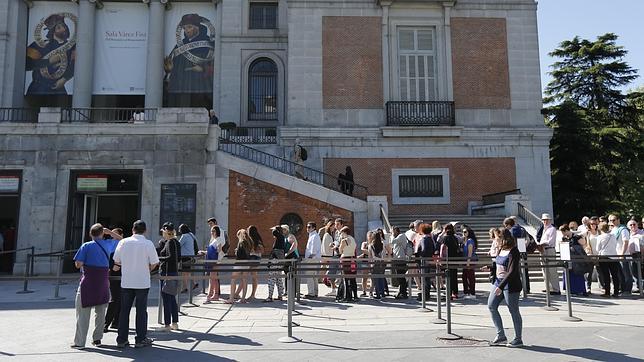 Colas ante el Museo del Prado