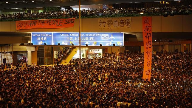 Manifestantes bloquean una de las calles de Hong Kong que llevan al distrito financiero