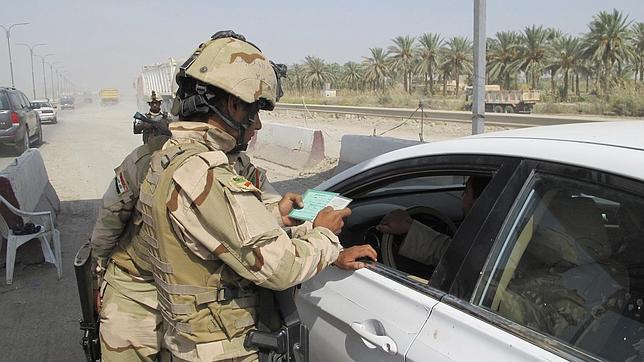 Soldados iraquíes en un control en la localidad de Latifiya