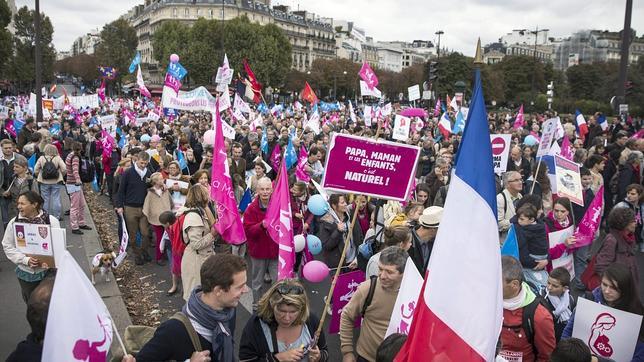 Decenas de millares de manifestaciones recorren las calles de París