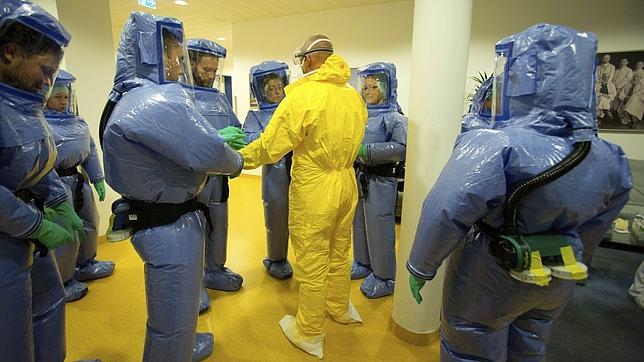 Soldados de los servicios paramédicos del Ejército alemán reciben formación sobre cómo tratar a pacientes altamente contagiosos