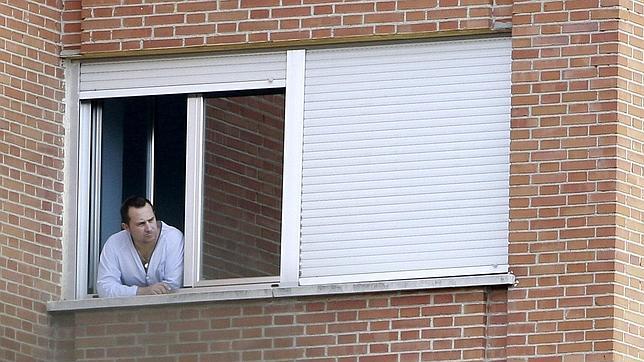 Javier Limón, marido de Teresa Romero, la auxiliar de enfermería contagiada por virus del ébola, en la ventana de la habitación del Hospital Carlos III