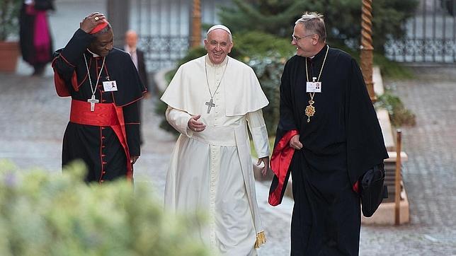 Fotografía de «L'Osservatore Romano» que muestra al Papa Francisco (c) llegando al Sínodo el pasado 6 de octubre