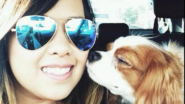 Nina Pham, el primer caso de contagio del virus en EE.UU., y su perro