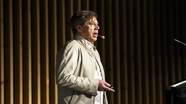 Carlos Pacheco en el auditorio de ESNE