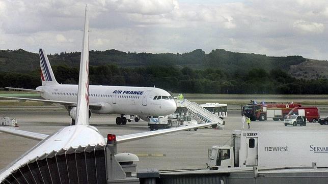 El avión de Air France, inmovilizado en el aeropuerto de Barajas