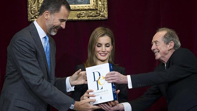 Los Reyes sostienen el nuevo Diccionario junto a José Manuel Blecua