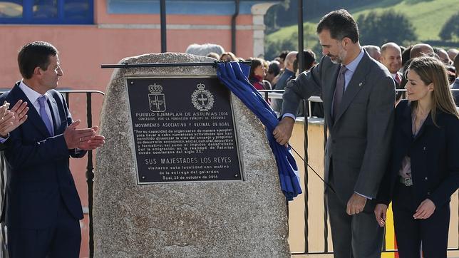 Los Reyes Felipe VI y Doña Letizia, ante el alcalde de Boal