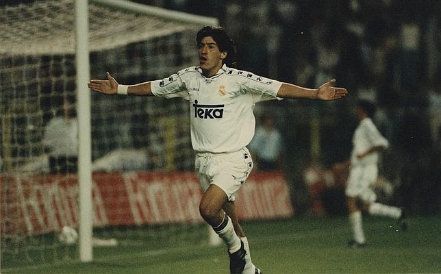 Zamorano celebra el primer tanto en el histórico 5-0 del Real Madrid al Barcelona en la temporada 1994 - 95
