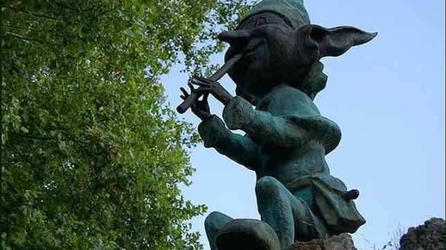 La escultura del duende es una obra de José Noja