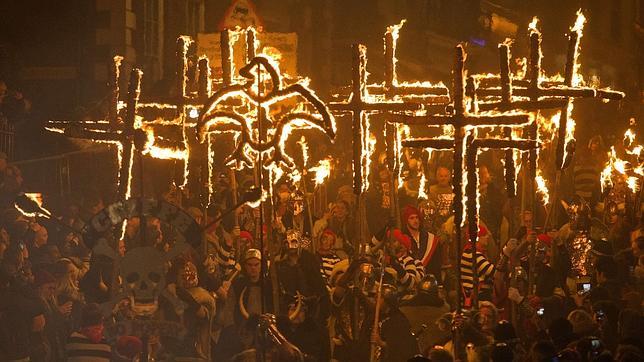 Desfile por las calles de Lewes, al sur de Inglaterra, para conmemorar el complot de la pólvora
