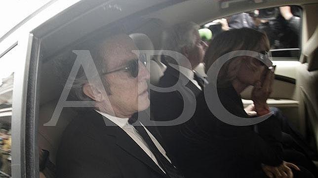 El viudo de al Duquesa de Alba, Alfonso Diez, desolado, en el interior del coche con los hijos de su esposa