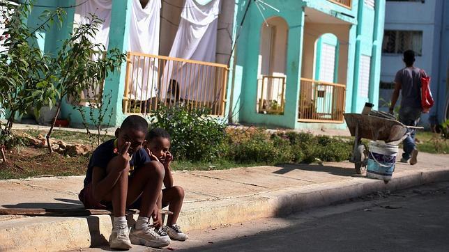 Dos niños en una barriada de Marianao, en La Habana