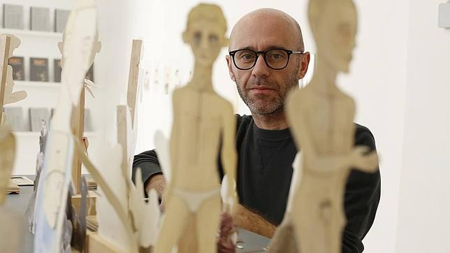 Guillermo Martín Bermejo entre las piezas de «Teeny Hell», en Factoría de Arte y Desarrollo
