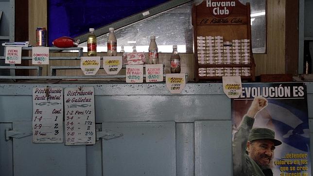 Productos en venta en una tienda oficial de La Habana