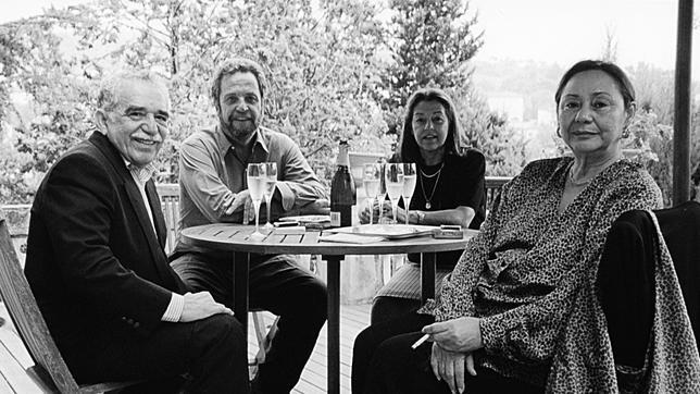 De izquierda a derecha, Gabriel García Márquez, Toni López Lamadrid, Beatriz de Moura y Mercedes Barcha en la sede de Tusquets en 1997.