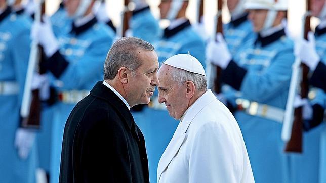 El Papa Francisco, en su visita a Ankara, con Erdogan