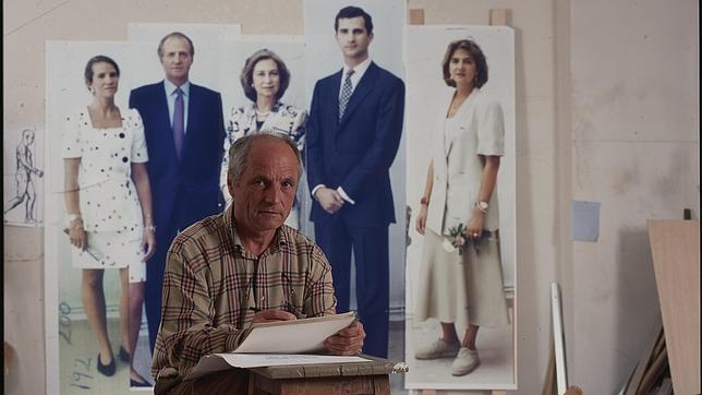 Antonio López, junto a las fotografías que utilizó para su retrato, hace veinte años