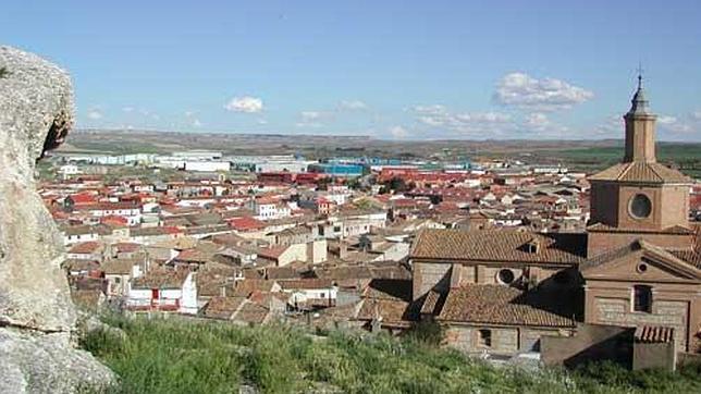 Vista de la localidad zaragozana de Épila, con su iglesia parroquial en primer plano